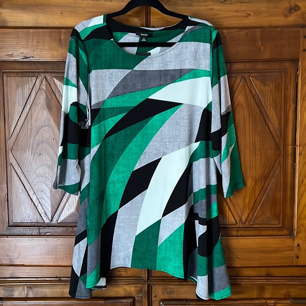 Gorgeous pattern..size 2X Long sleeve tunic top